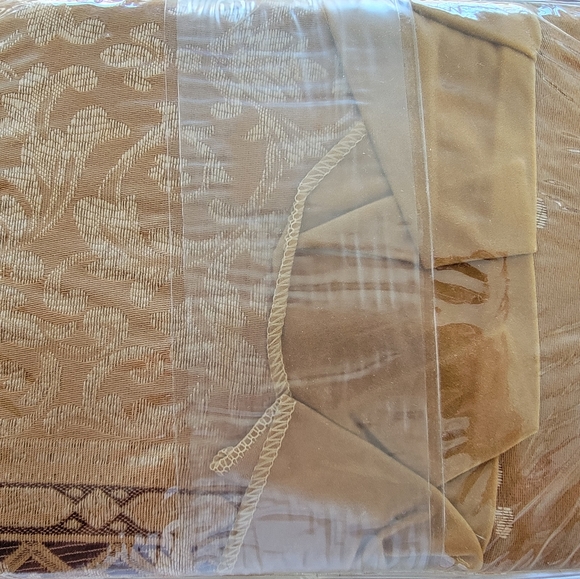 Curtain - Picture 6 of 7